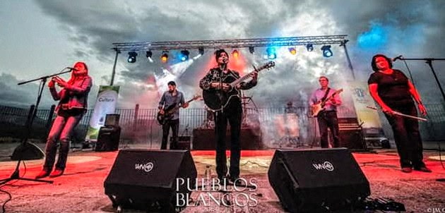 Sister Sister performing at Pueblos Blancos in Spain